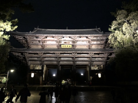 奈良 東大寺で初めて除夜の鐘をならす Tabinokoto